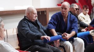 Séance de sport de combat asiatique adaptée, avec la participation de personnes en situation de handicap