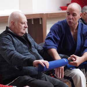 Séance de sport de combat asiatique adaptée, avec la participation de personnes en situation de handicap
