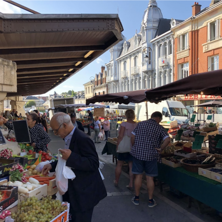 Produits frais et commerçants passionnés : Le marché est le rendez-vous des soissonnais
