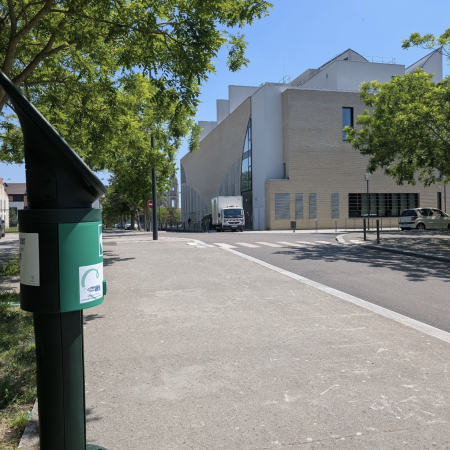 Des défibrillateurs solaires en plein air pour une ville plus sûre
