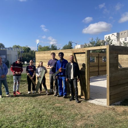 Les jeunes de Soissons construisent un abri pour les abeilles au Centre social de Chevreux