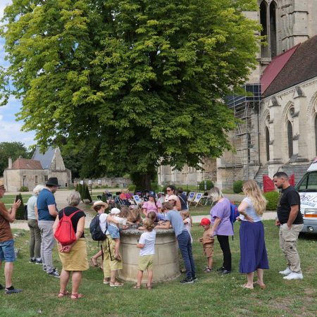 Le Bibliobus fait escale à Saint-Jean-des-Vignes pour une aventure littéraire et animale