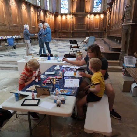 Pause lecture et vitrail à la chapelle Saint-Charles : un été créatif pour tous