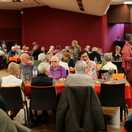 Inscriptions aux colis, bons d’achats et repas de Noël 2025 pour les seniors soissonnais