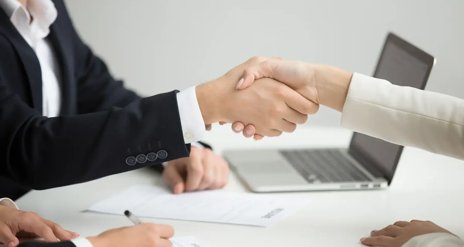 hr-handshaking-successful-candidate-getting-hired-new-job-closeup copie