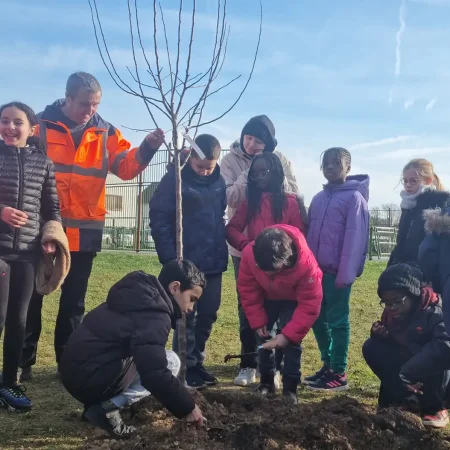 Des enfants créent un verger dans le square du Belvédère
