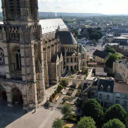 Le square du transept sud bientôt ouvert : un nouvel écrin de verdure au pied de la cathédrale